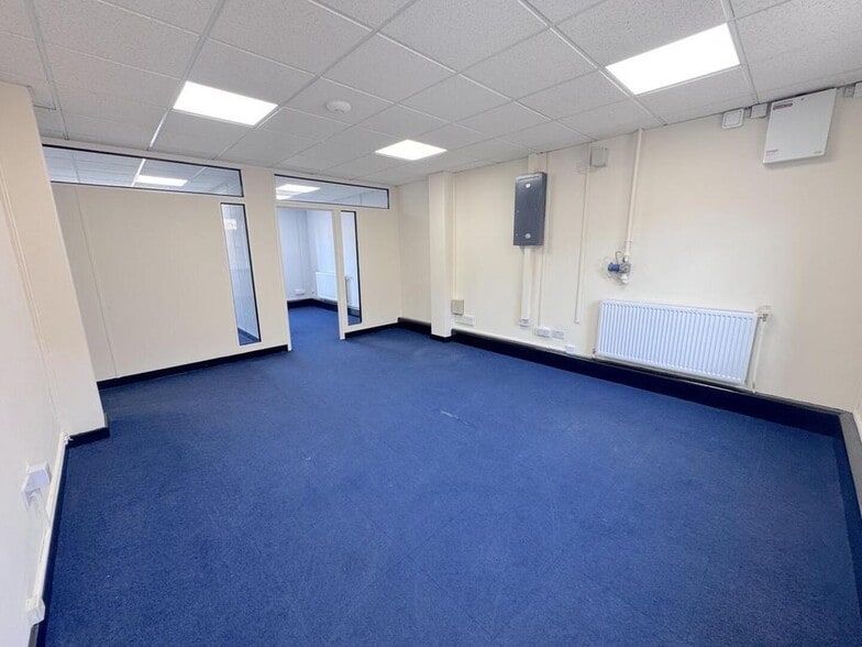 44 Cardiff Rd, Cardiff to rent - Building Photo - Image 2 of 21