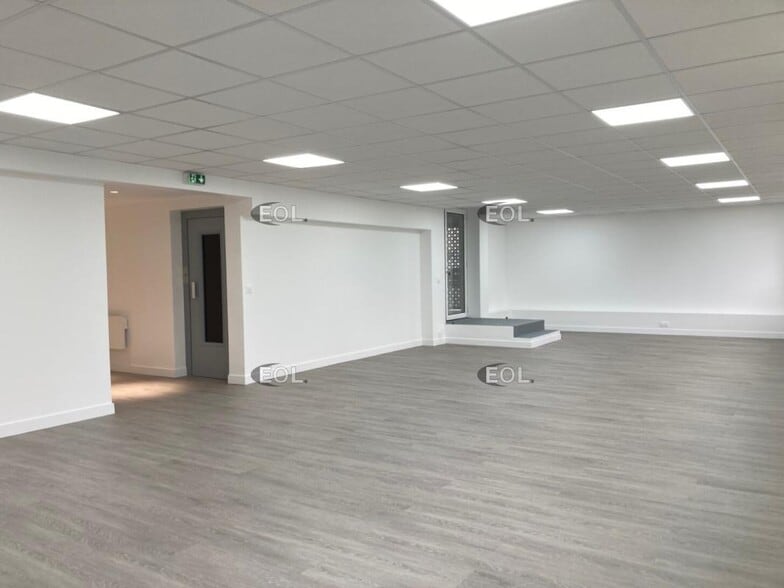Office in Maisons-Alfort to rent - Building Photo - Image 2 of 9
