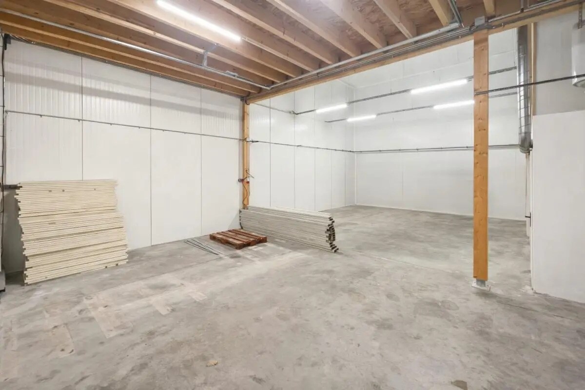 Light Industrial in Sainte-Consorce for sale Interior Photo- Image 1 of 5