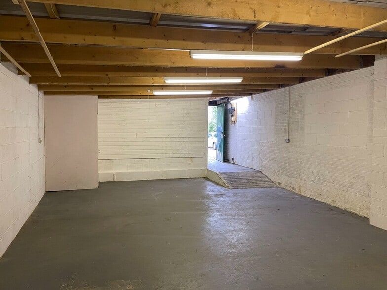 Unit 2, 100 Whitehill Rd, Southfleet to rent - Interior Photo - Image 3 of 4