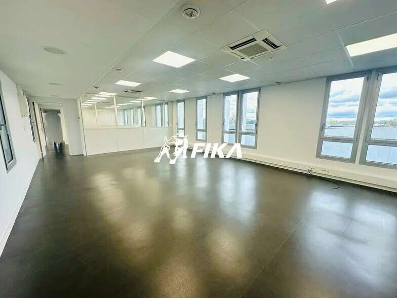Office in Mérignac to rent - Interior Photo - Image 1 of 6