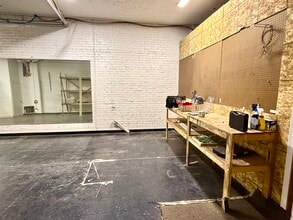 217 E Main St, Clinton, IL to rent Interior Photo- Image 2 of 7