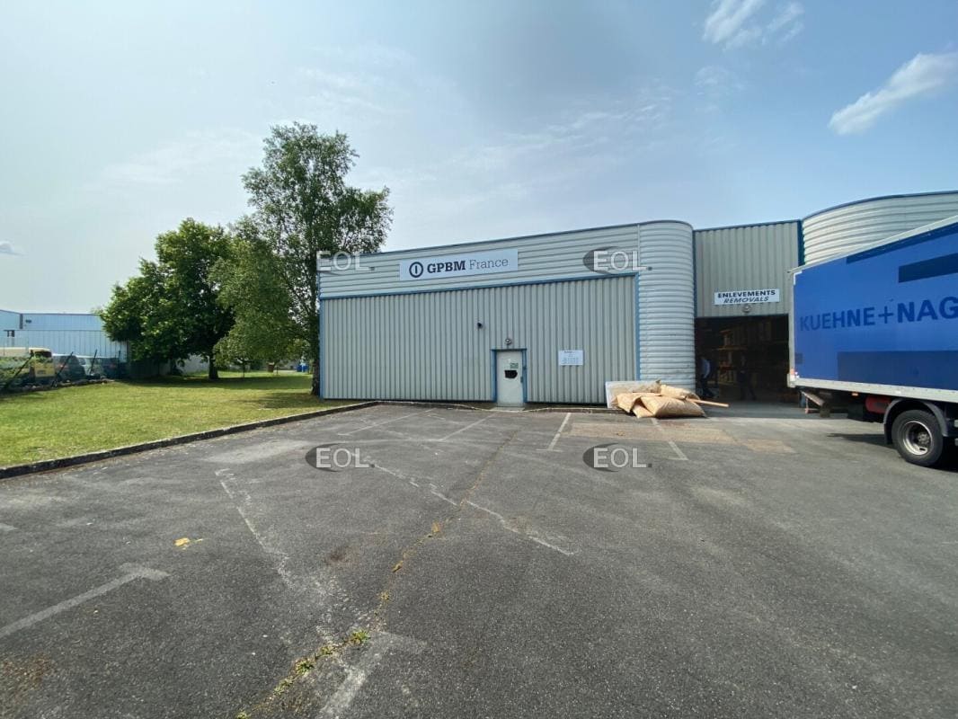 Light Industrial in Saint-Pierre-du-Perray to rent Building Photo- Image 1 of 25