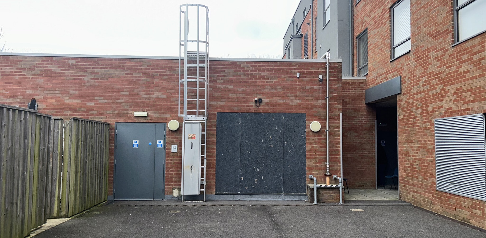 Little King St, East Grinstead to rent Building Photo- Image 1 of 2