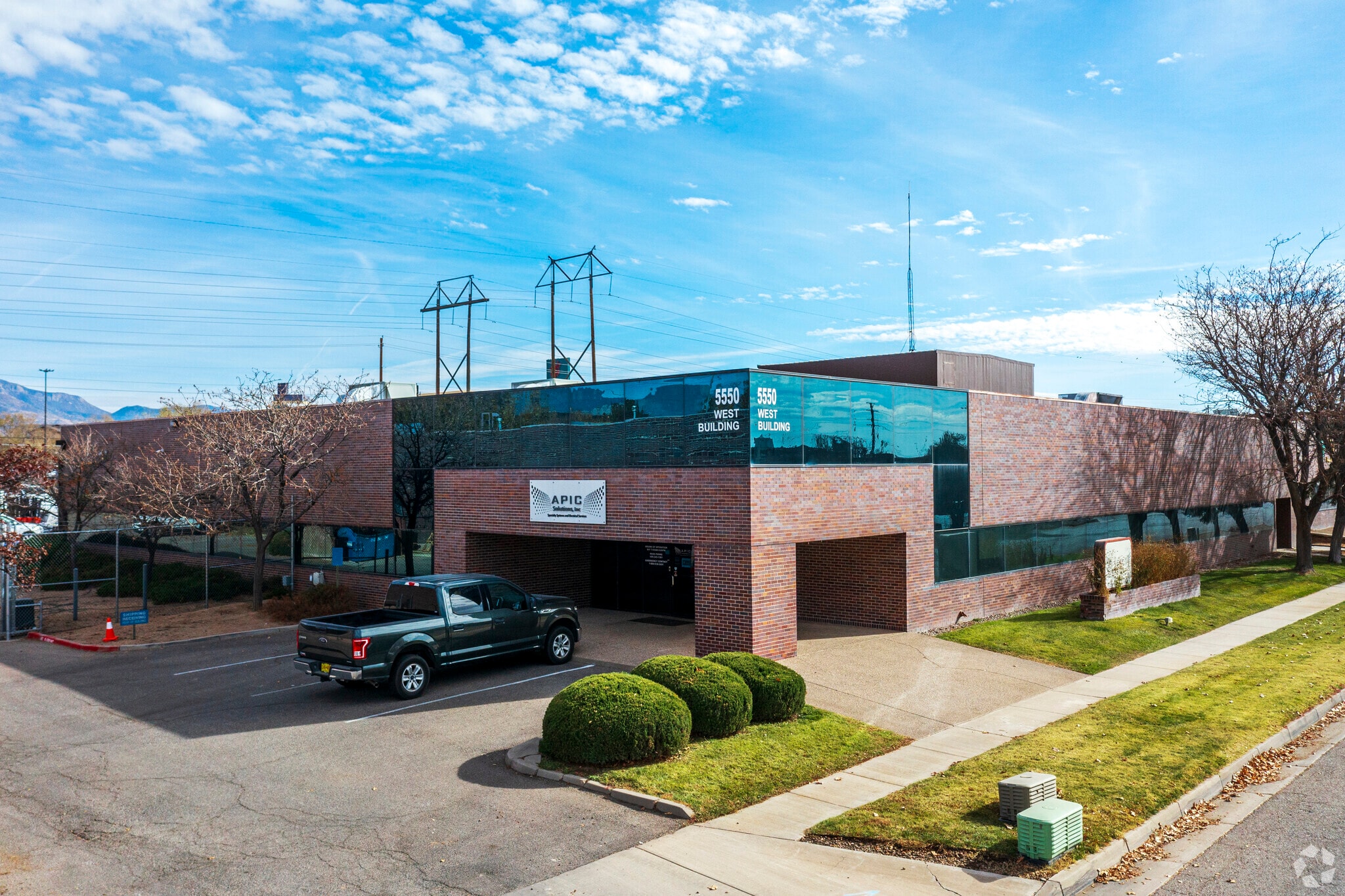 5550 Midway Park Pl NE, Albuquerque, NM to rent Primary Photo- Image 1 of 7