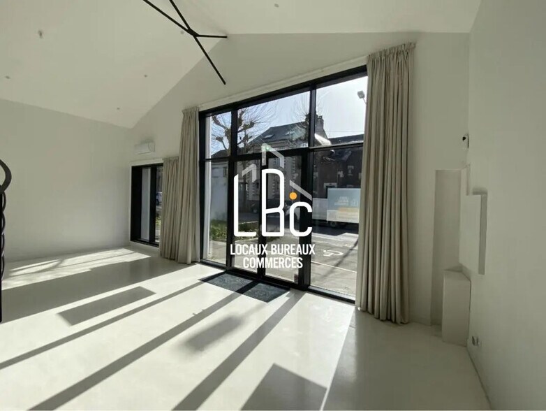 Retail in Nantes to rent - Interior Photo - Image 2 of 21