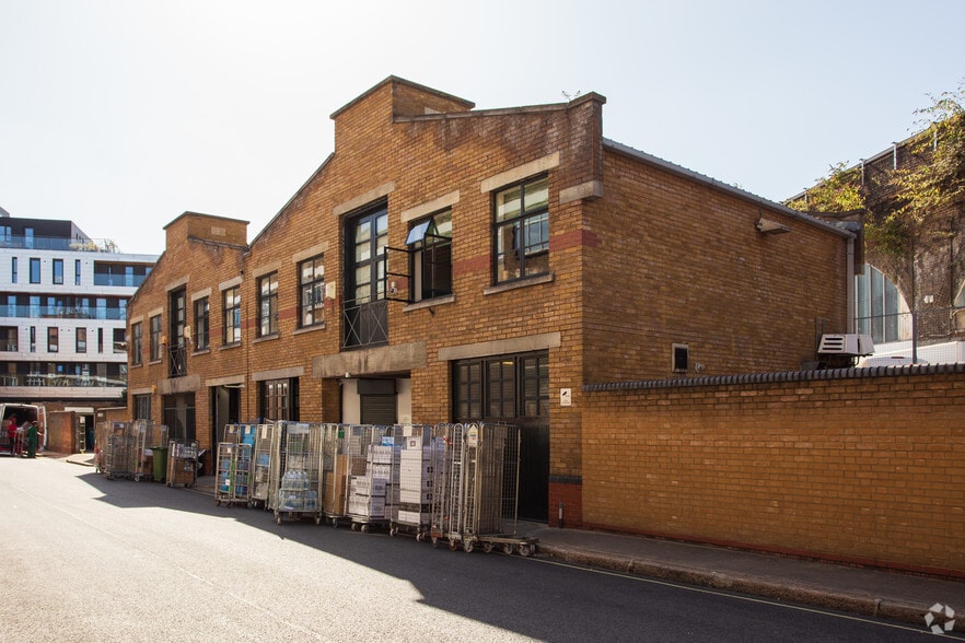 65 Glasshill St, London to rent - Building Photo - Image 2 of 3