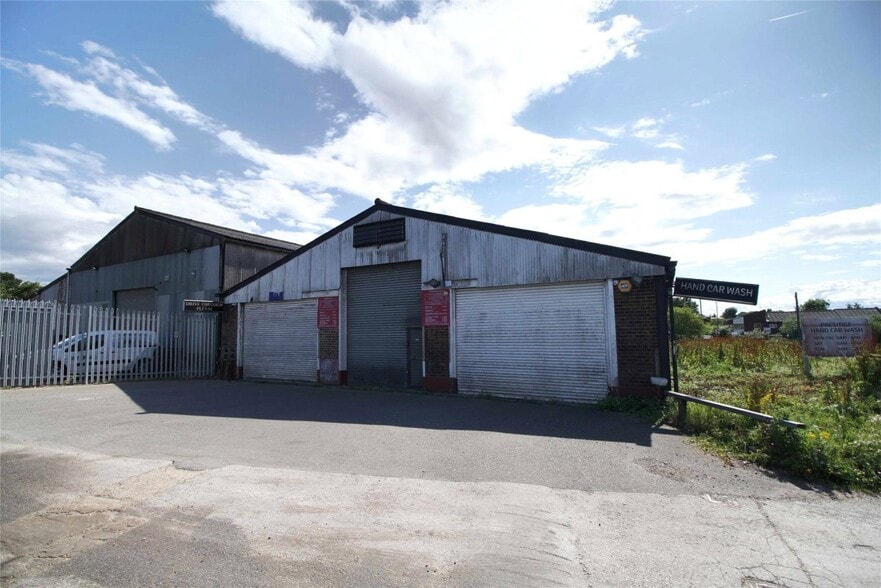 40 Barnett Wood Ln, Leatherhead to rent - Primary Photo - Image 1 of 2