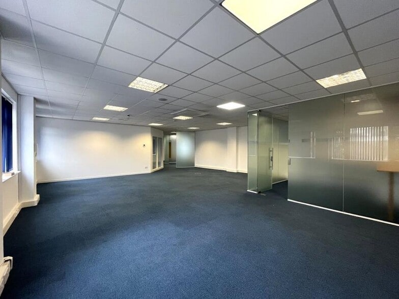 Sutie 4, 25 High St, Banbury to rent - Building Photo - Image 1 of 32