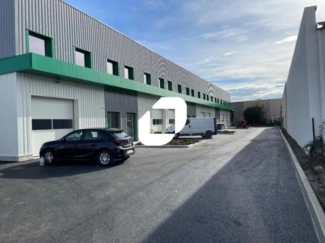 Light Industrial in Mions to rent Building Photo- Image 1 of 12