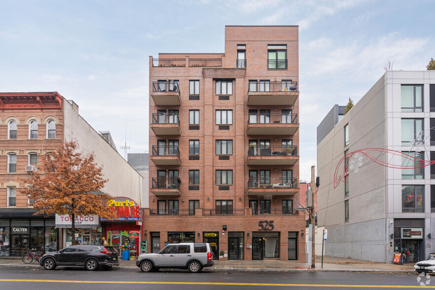 525 Myrtle Ave, Brooklyn, NY for rent - Primary Photo - Image 3 of 4