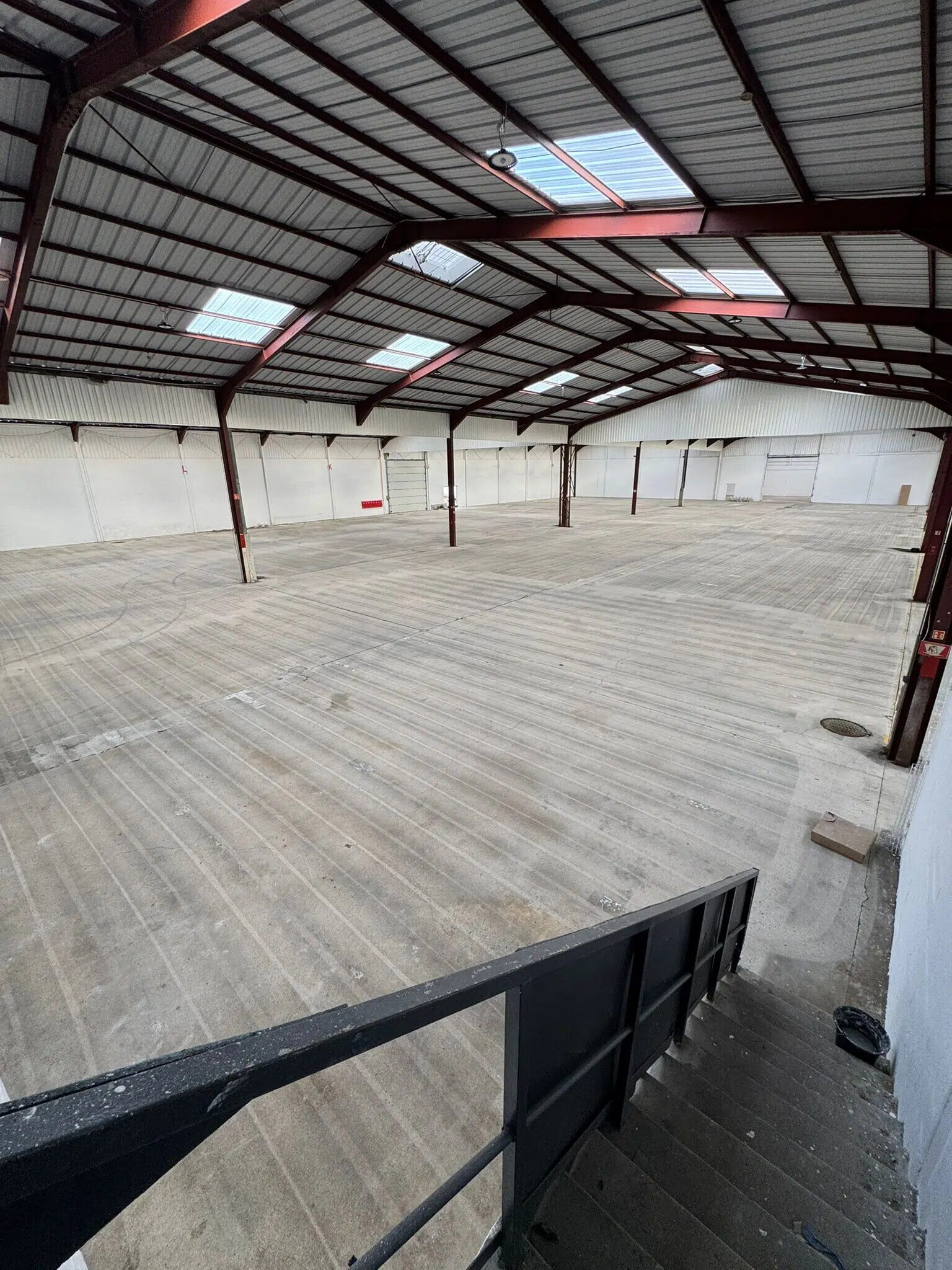 Industrial in Le Mesnil-Amelot to rent Interior Photo- Image 1 of 3