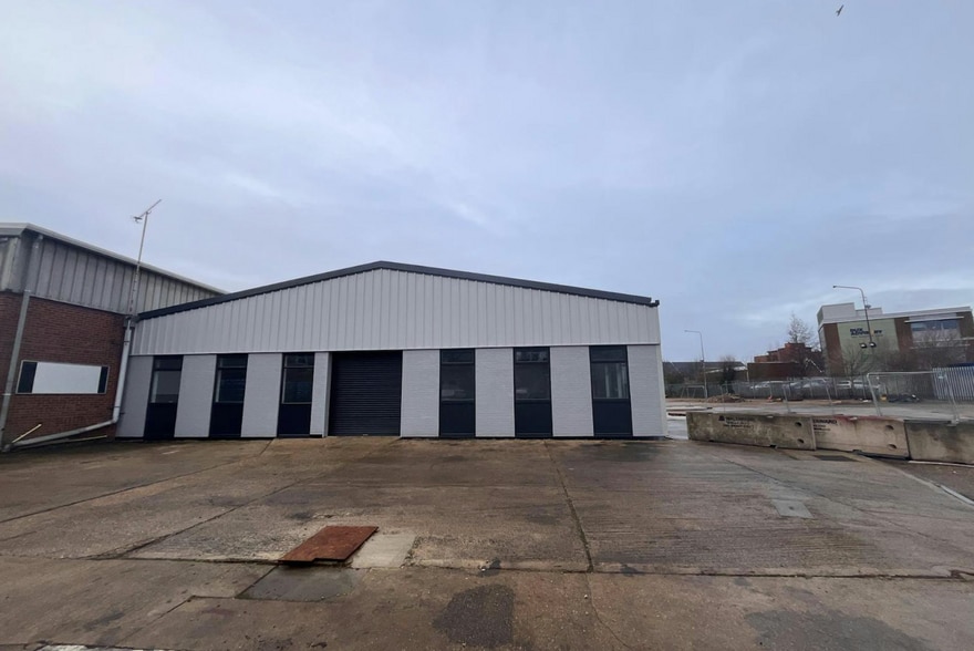 Gatehouse Way, Aylesbury to rent - Building Photo - Image 2 of 3