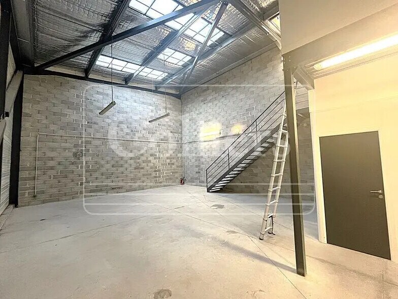 Light Industrial in Gémenos to rent - Interior Photo - Image 1 of 5