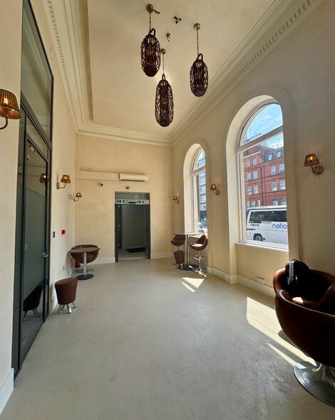 106 Finchley rd, London to rent - Lobby - Image 1 of 9