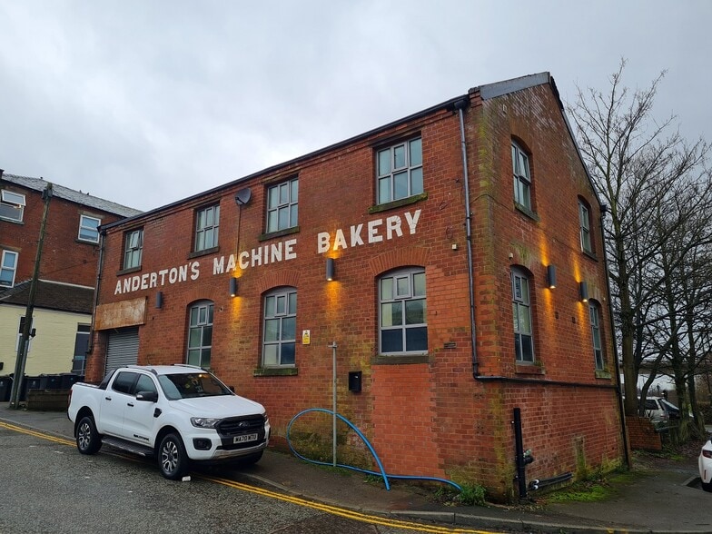 2 Slater St, Oldham to rent - Building Photo - Image 3 of 3