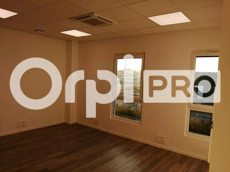 Office in Villefranche-sur-Saône to rent - Interior Photo - Image 3 of 9