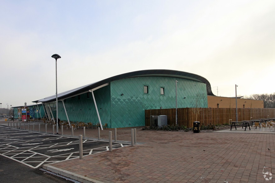 Junction 9/10, M25, Cobham to rent - Building Photo - Image 3 of 14