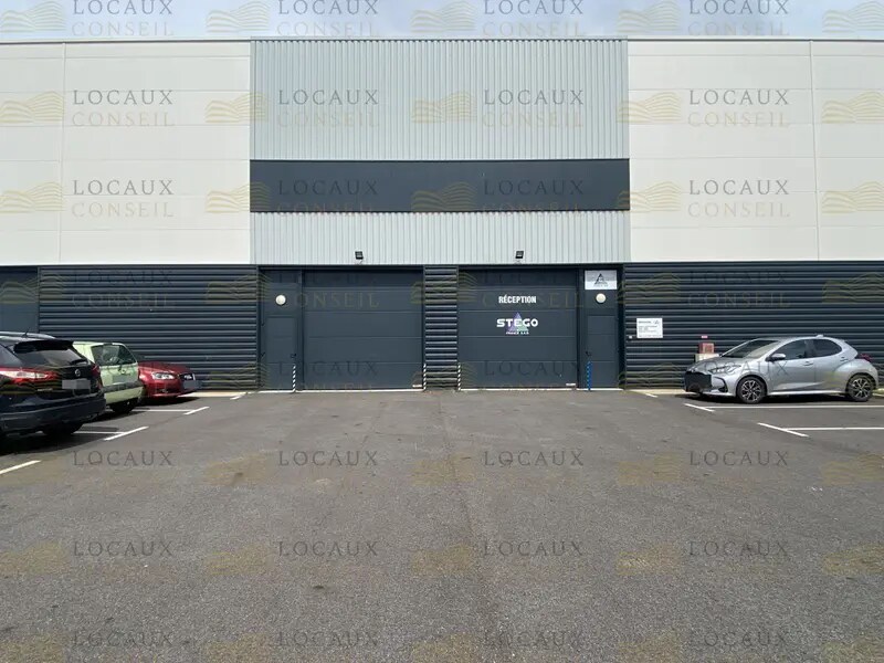 Light Industrial in Neuville-sur-Oise to rent Primary Photo- Image 1 of 5