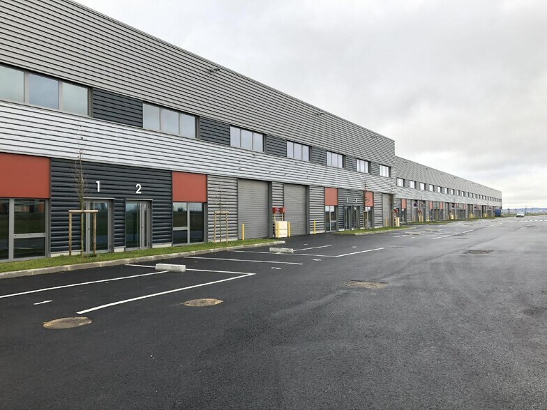 Office in Le Thillay to rent - Building Photo - Image 2 of 10
