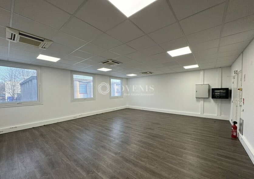Office in Tremblay-en-France to rent - Interior Photo - Image 1 of 8