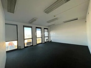 Office in Montigny-le-Bretonneux for sale Interior Photo- Image 2 of 19