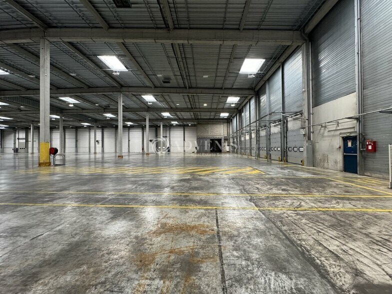 Industrial in Moissy-Cramayel to rent - Interior Photo - Image 2 of 4