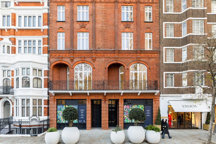 51 Sloane St, London to rent - Building Photo - Image 2 of 5