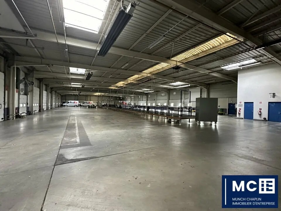 Location Entrepôt 3 000 m² - Photo 1