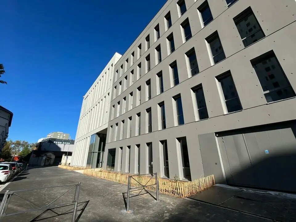 Office in Villeurbanne for sale Building Photo- Image 1 of 9