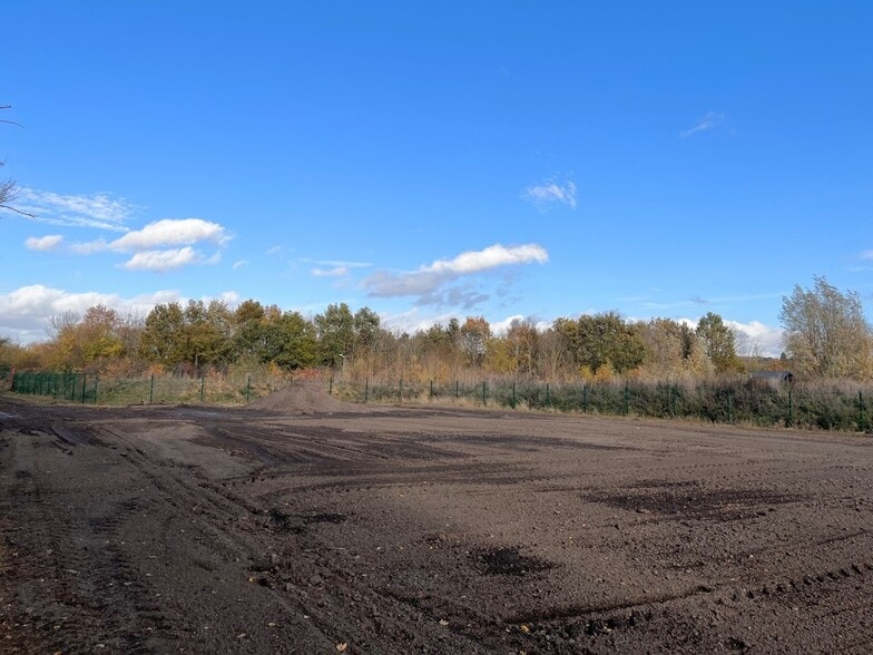 Manor Farm Open Storage Land, Biggleswade to rent - Primary Photo - Image 1 of 1