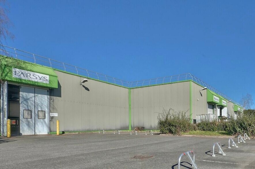 Light Industrial in Saint-Thibault-des-Vignes to rent - Building Photo - Image 2 of 12