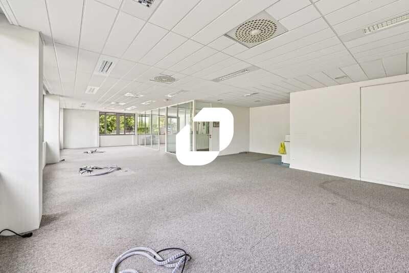 24 Bis Avenue De La Demi-Lune, Roissy-en-France to rent - Interior Photo - Image 3 of 16