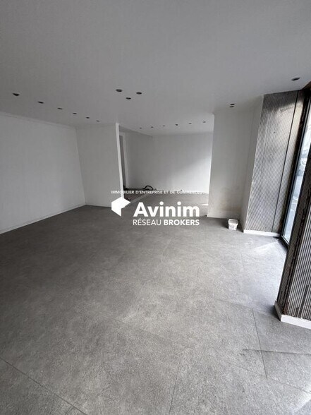 Retail in Paris to rent - Interior Photo - Image 3 of 3