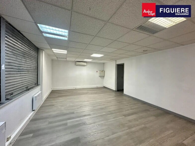 17 Avenue De Londres, Vitrolles to rent - Interior Photo - Image 2 of 10