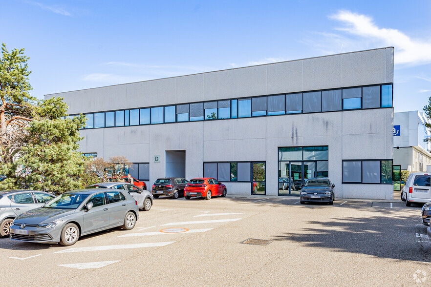10 Rue Des Rosiéristes, Champagne-au-Mont-d'Or to rent - Building Photo - Image 2 of 15