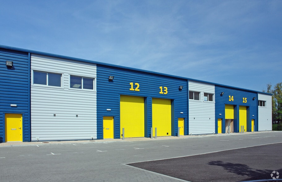 Alder Close, Erith to rent - Building Photo - Image 3 of 6