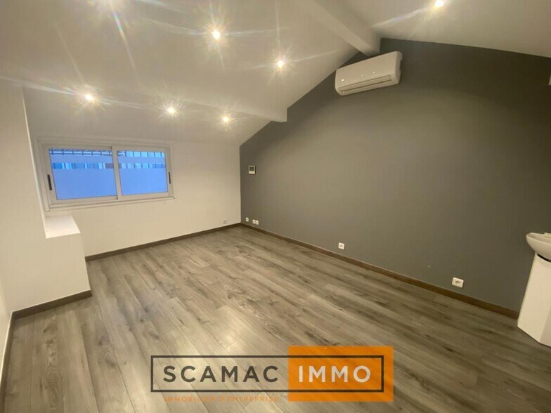 Retail in Auriol for sale - Interior Photo - Image 2 of 5