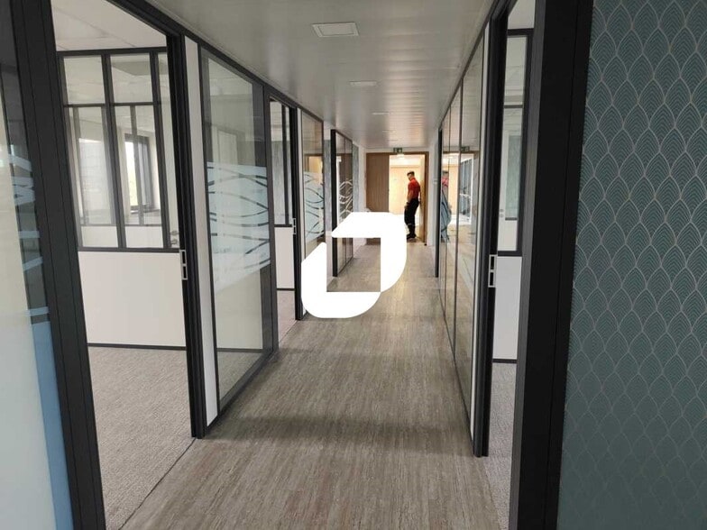 Office in Rueil-Malmaison to rent - Interior Photo - Image 2 of 6