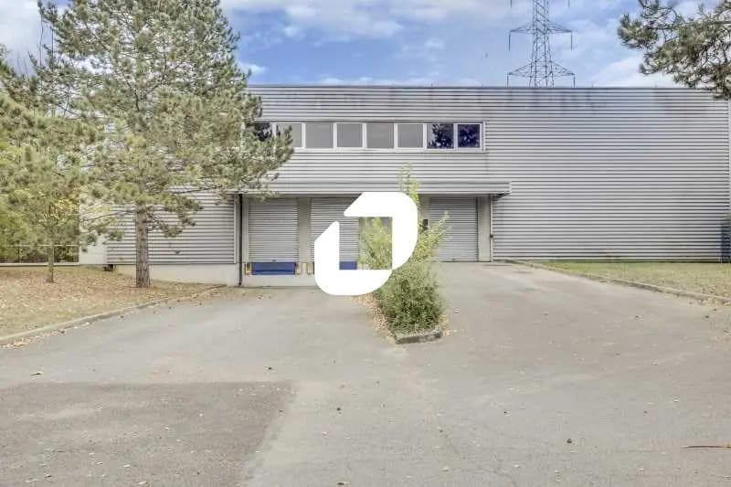 Location Entrepôt 2 400 m² - Photo 1