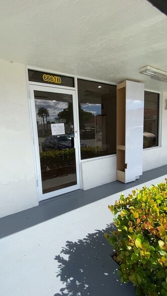 6651-6689 Lake Worth Rd, Lake Worth, FL for rent - Building Photo - Image 3 of 12