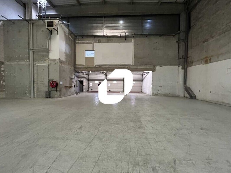 Light Industrial in Saint-Ouen-sur-Seine to rent - Building Photo - Image 3 of 21