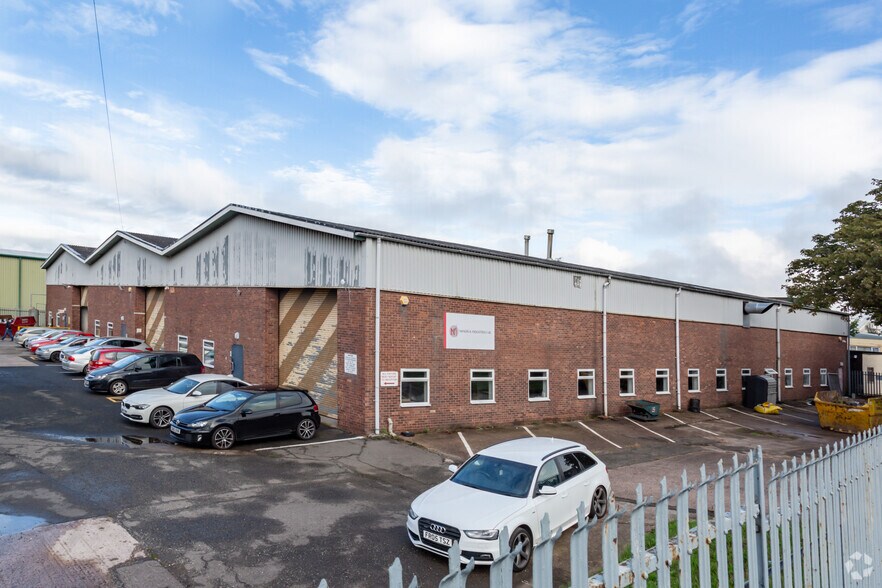 Fordhouse Rd, Wolverhampton to rent - Primary Photo - Image 1 of 1