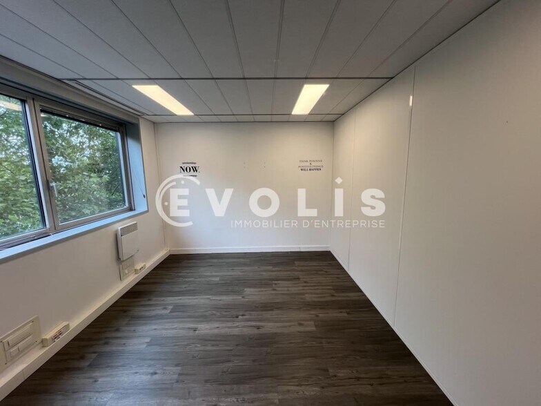 Office in Noisy-le-Grand to rent - Interior Photo - Image 2 of 8