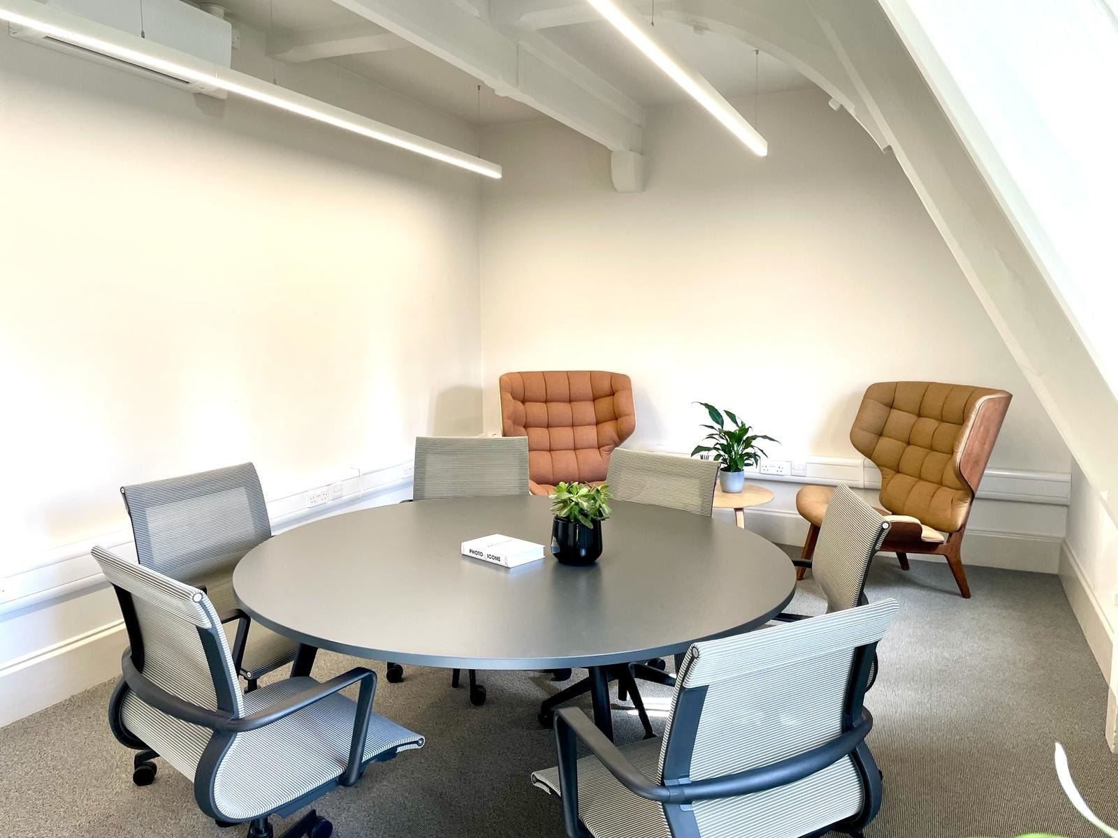 4-8 The Sanctuary, London to rent Interior Photo- Image 1 of 5