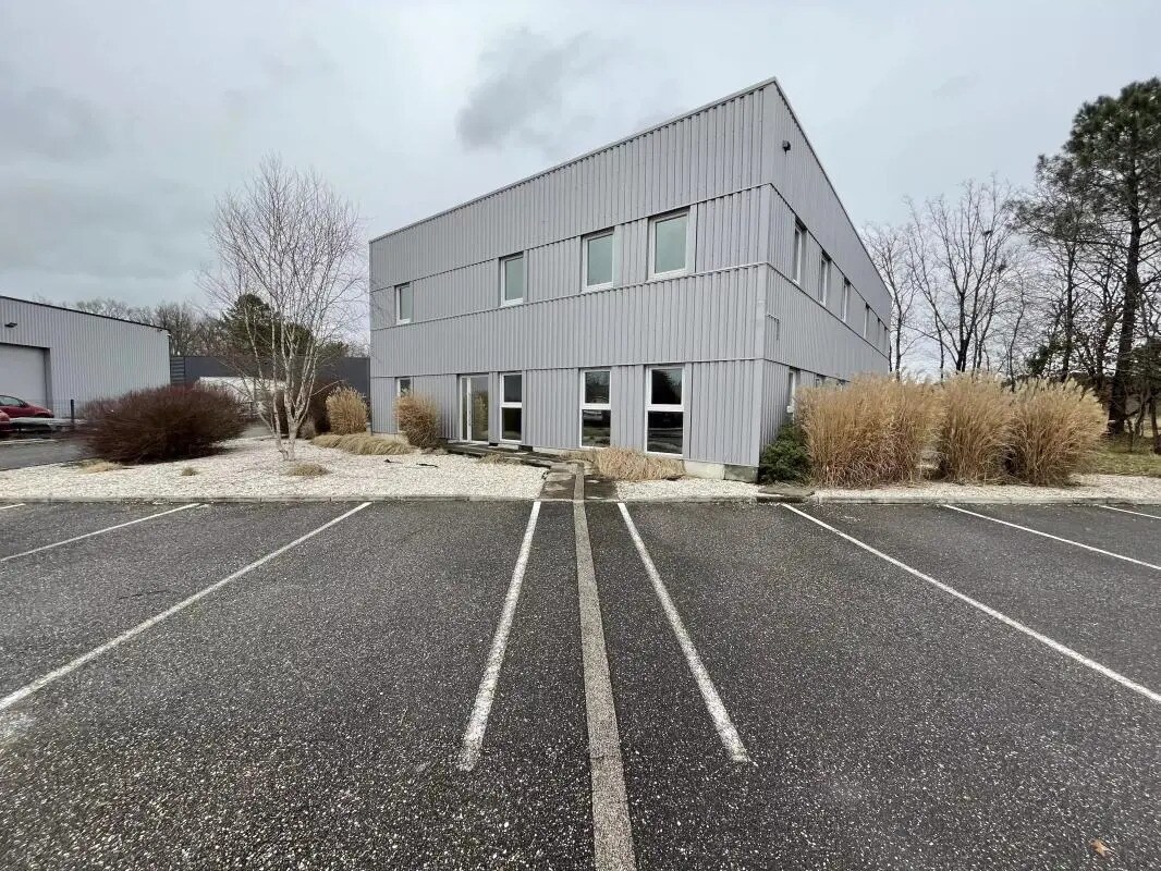 Office in SAINT-JEAN-D'ILLAC to rent Building Photo- Image 1 of 10