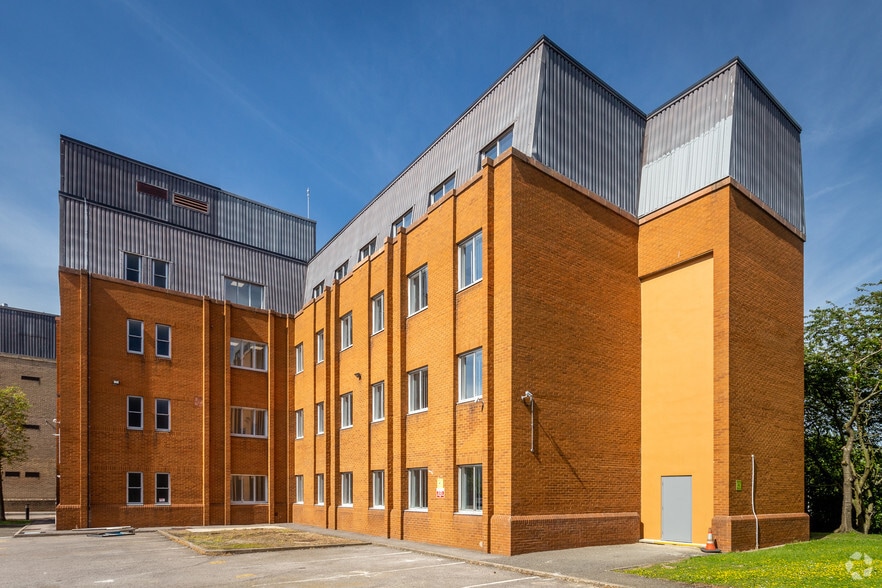 Argyle Way, Stevenage to rent - Building Photo - Image 2 of 3