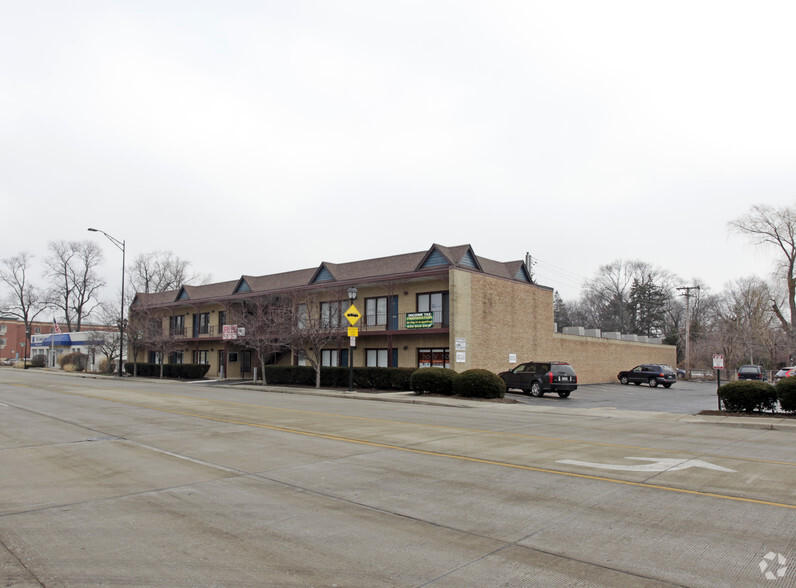 381 N York Rd, Elmhurst, IL for rent - Building Photo - Image 3 of 19