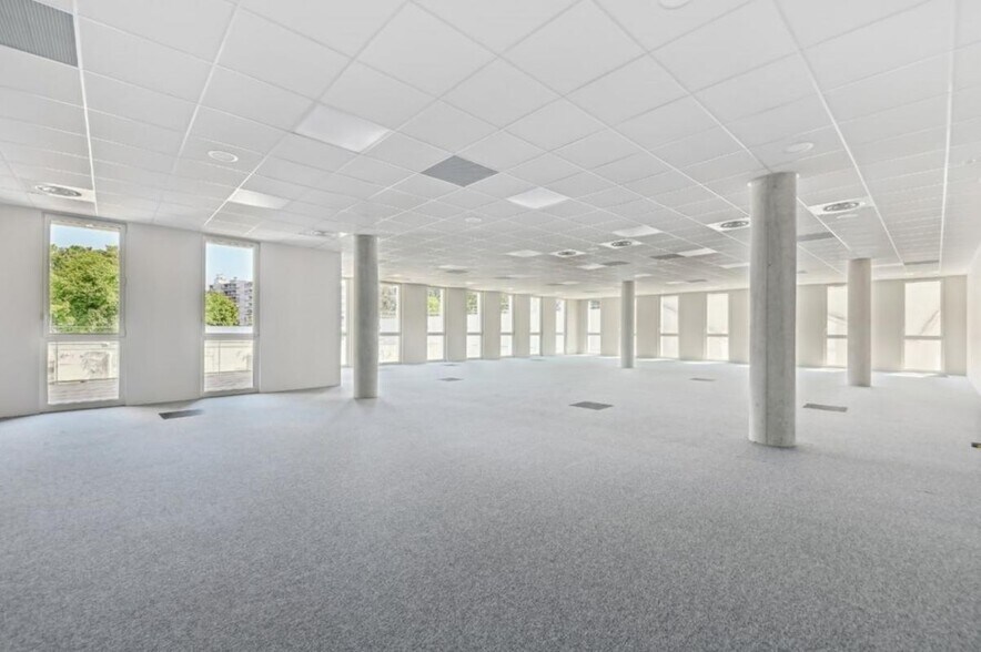 Office in Villeurbanne to rent - Building Photo - Image 1 of 11