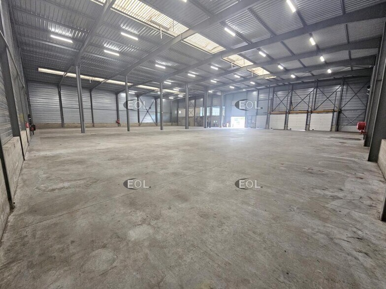 Industrial in Vitry-sur-Seine to rent - Building Photo - Image 2 of 17
